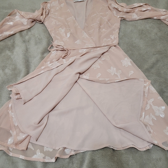 ASTR The Label Champagne Rose wrap mini dress size small - Picture 8 of 16